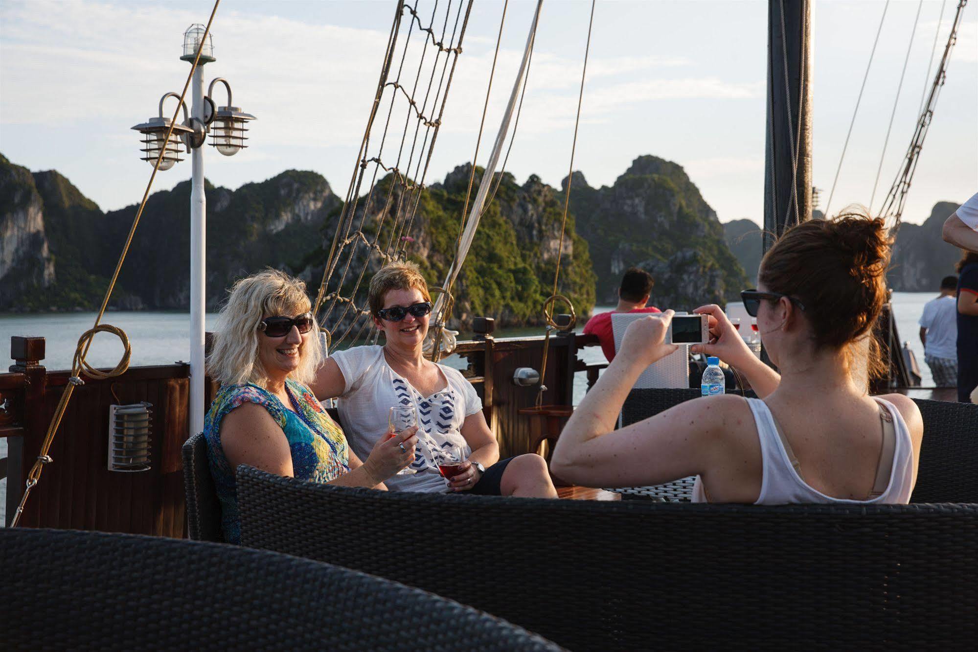 Hotel Halong Paloma Cruise à Hạ Long Extérieur photo